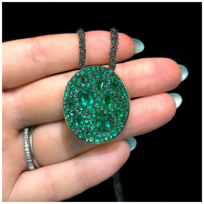 I love this emerald pendant! It's by Antonini Milano, one of the Extraordinary Italian jewelry brands I saw in Las Vegas.