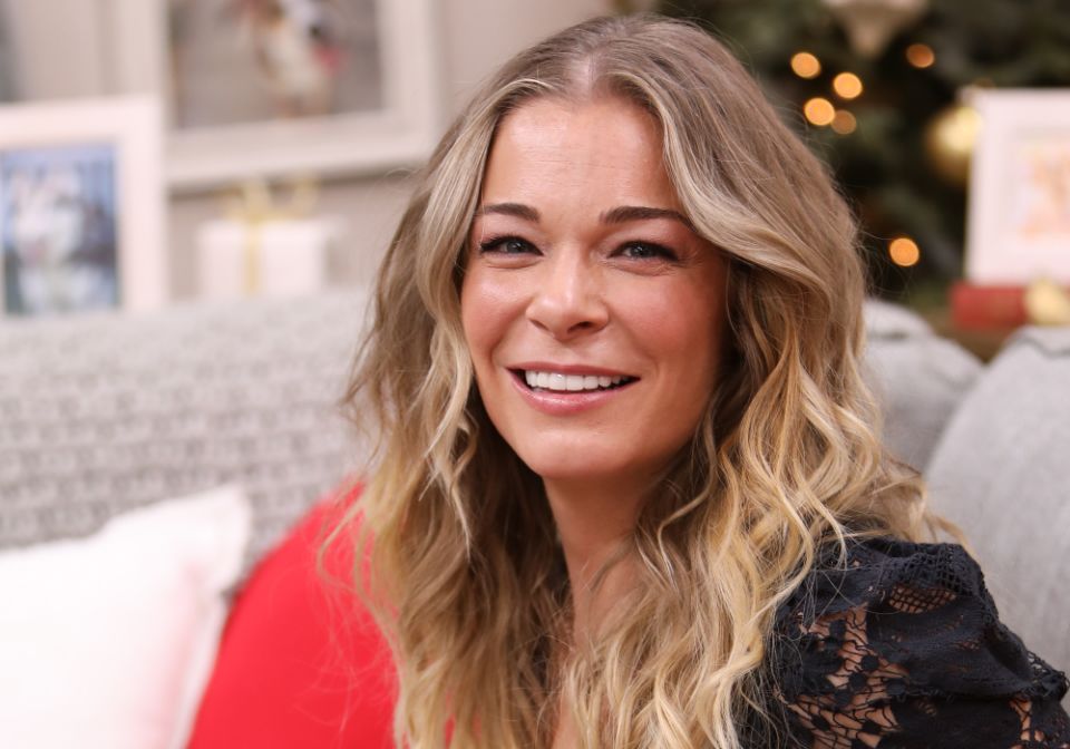 LeAnn Rimes opens up about her psoriasis journey. 